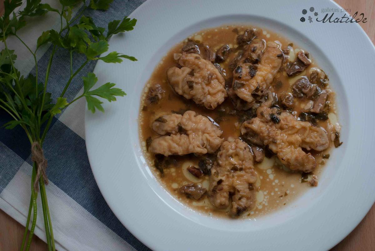 Cocochas de bacalao con salsa de boletus