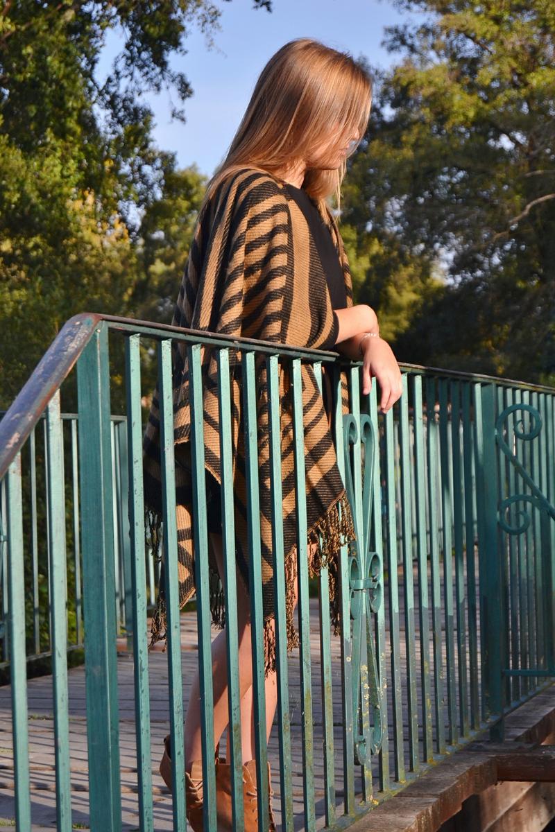 whitedahlia_black&camel-poncho (19)