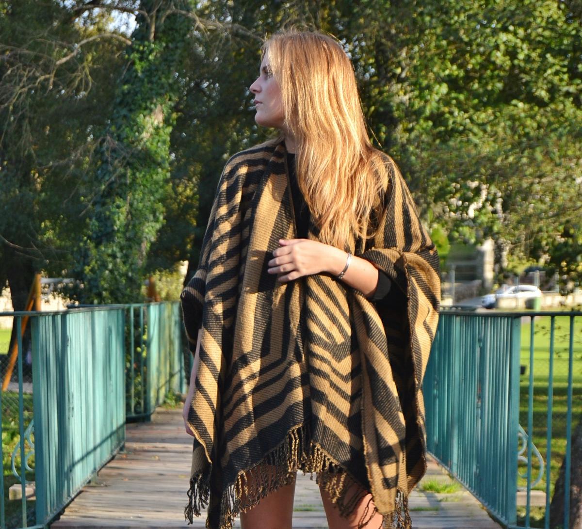 whitedahlia_black&camel-poncho (35)