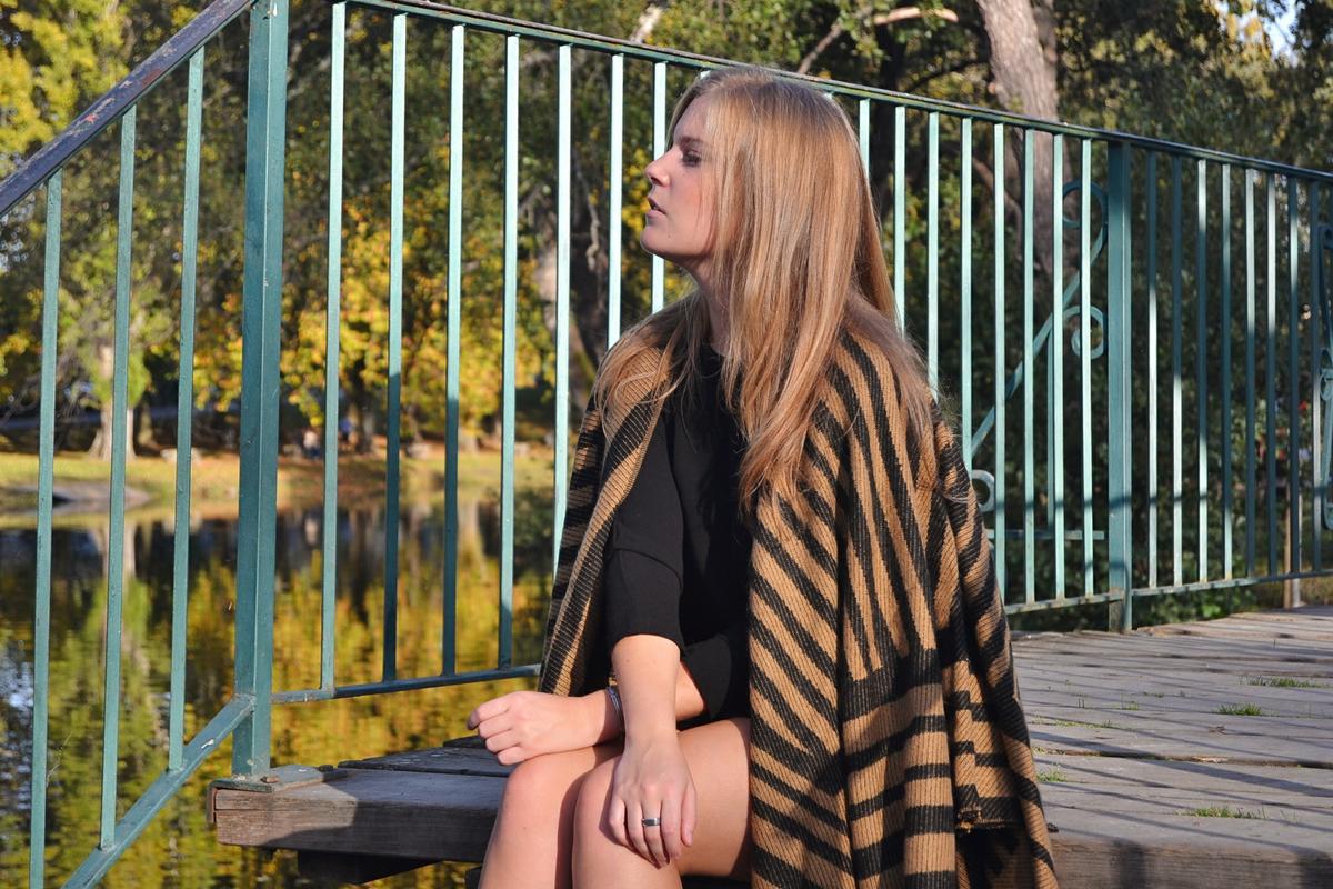 whitedahlia_black&camel-poncho (28)