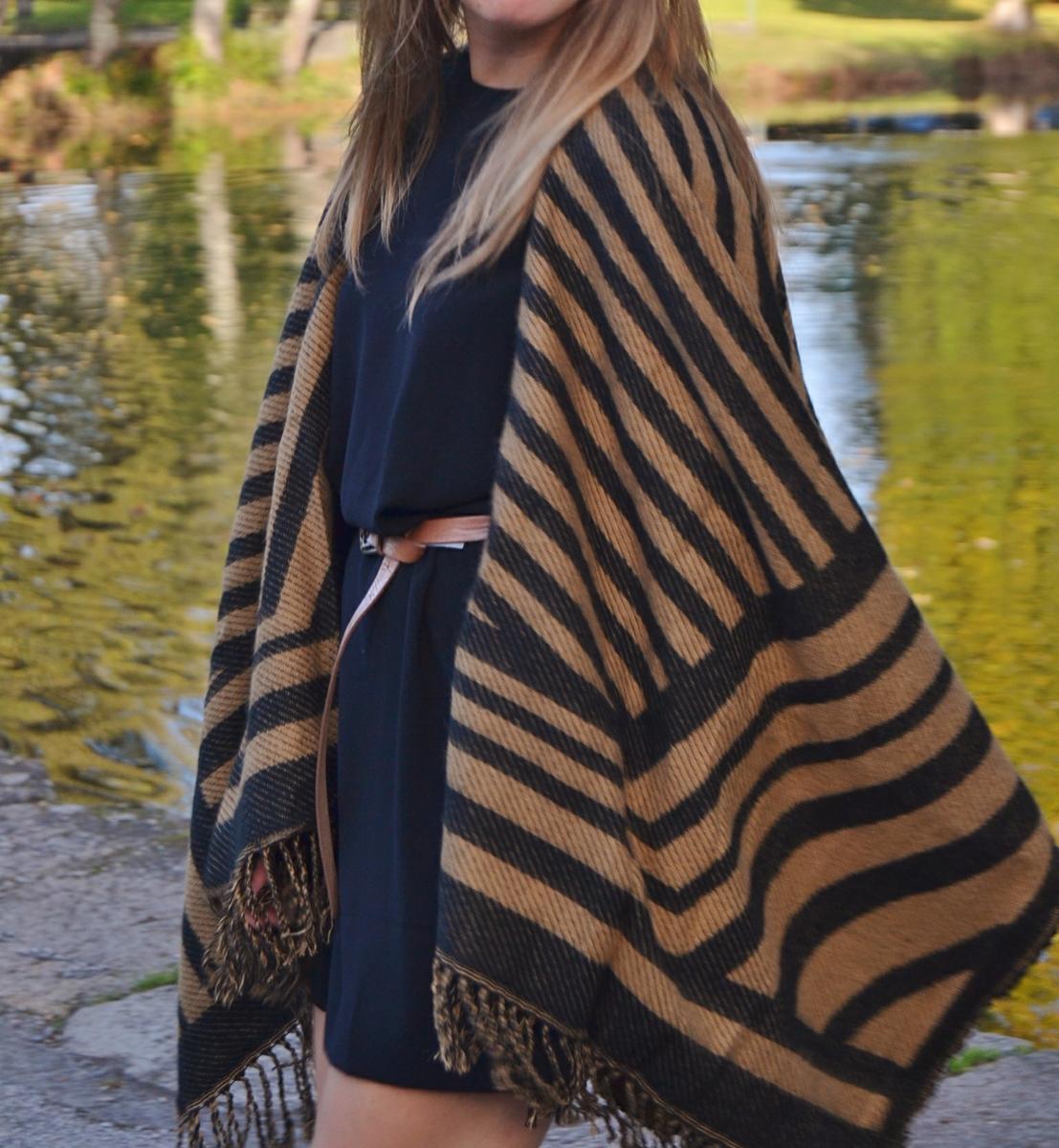 whitedahlia_black&camel-poncho (33)
