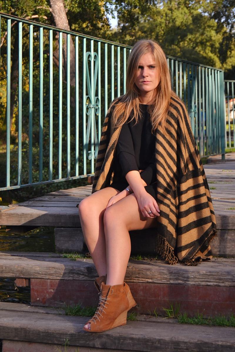 whitedahlia_black&camel-poncho (31)