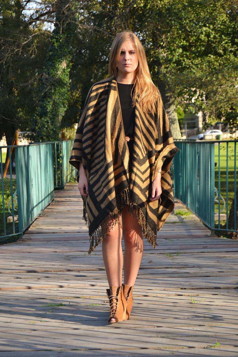 whitedahlia_black&camel-poncho (34)