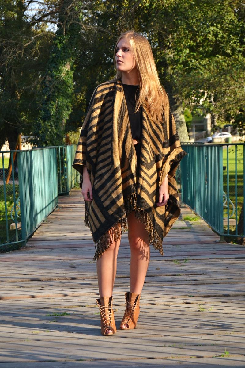 whitedahlia_black&camel-poncho (1)