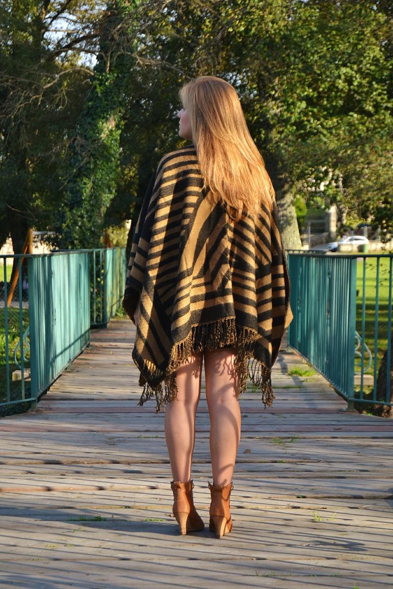 whitedahlia_black&camel-poncho (7)