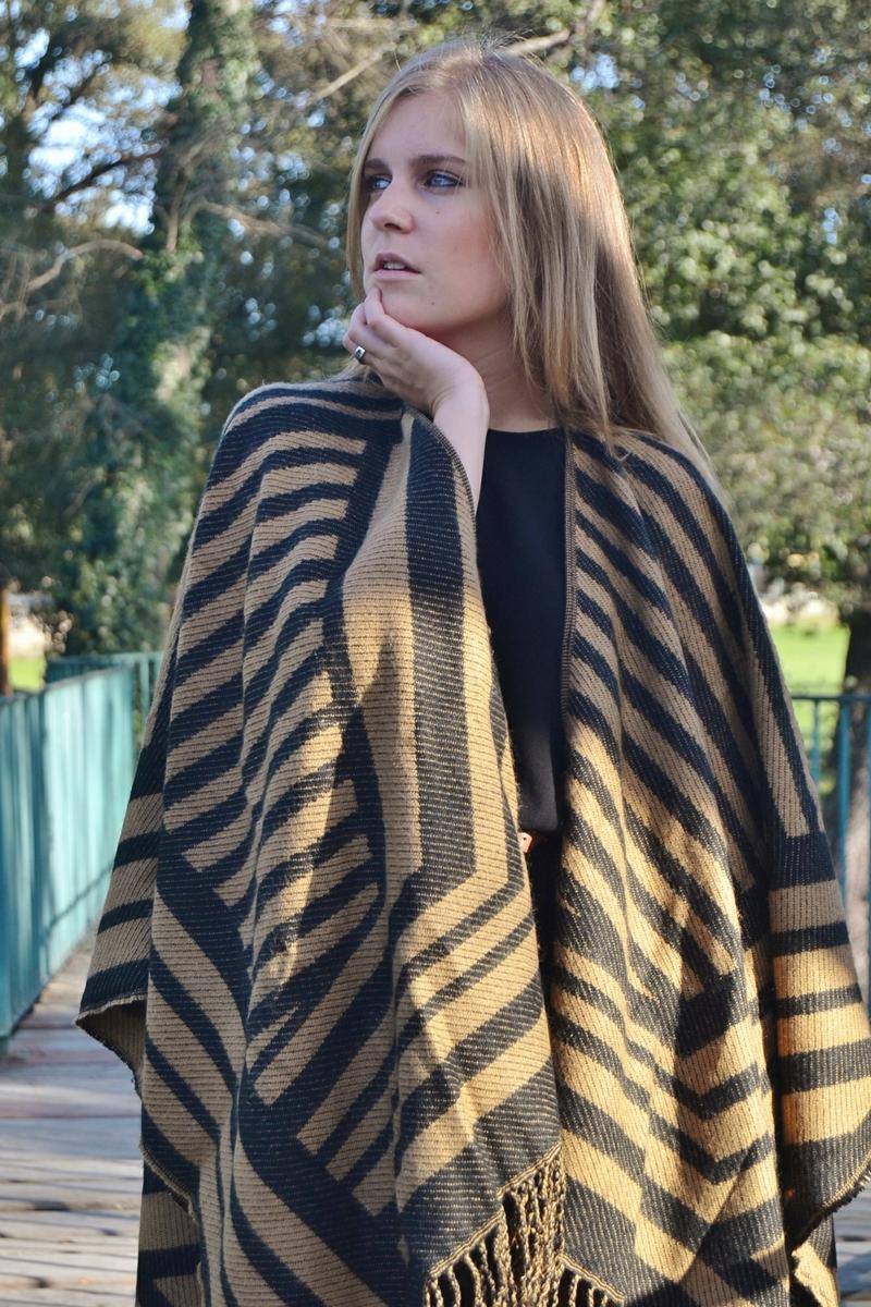 whitedahlia_black&camel-poncho (14)