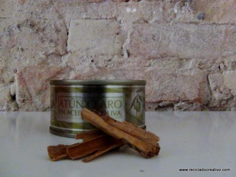 Portavelas con ramitas de canela, reciclando latas de atún