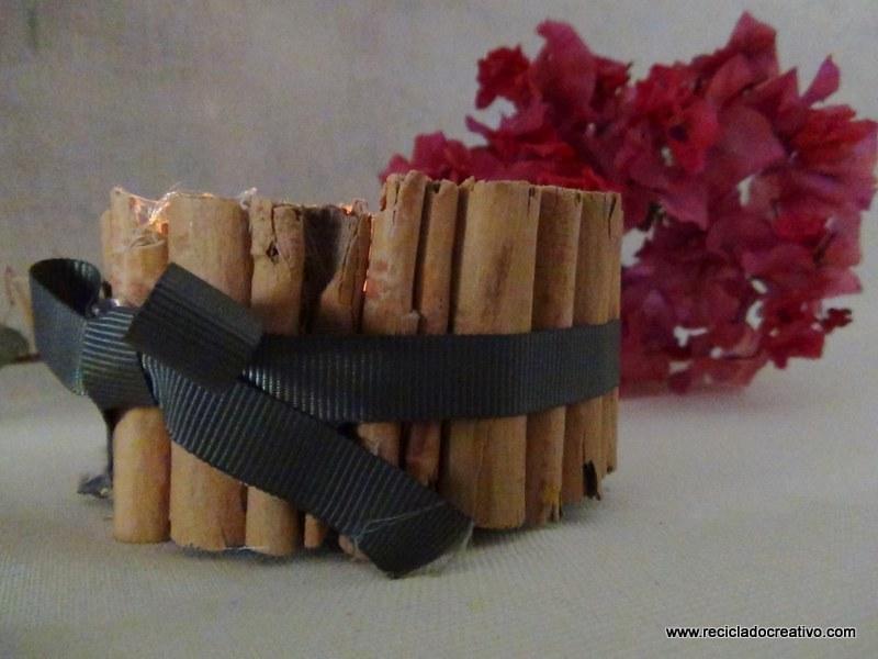 Portavelas con ramitas de canela, reciclando latas de atún