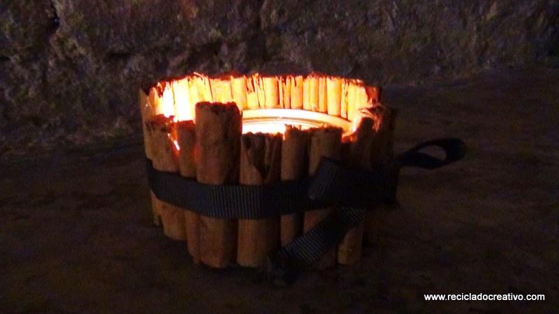 Portavelas con ramitas de canela, reciclando latas de atún