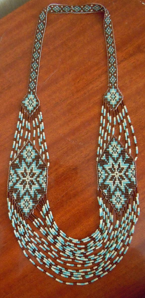 Collar de rocallas hecho en telar