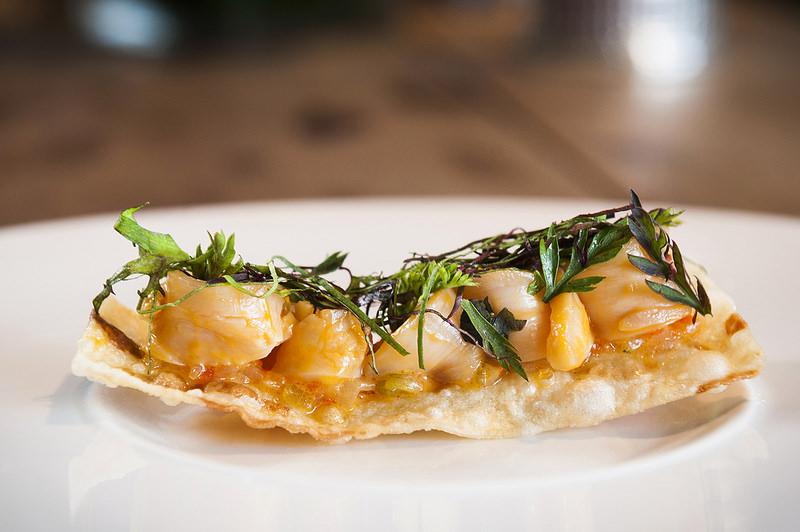 Pollo de corral con pisto agridulce de pimenton y corteza de trigo