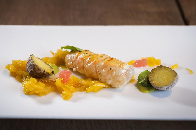 Cigalas a la plancha papas arrugas azafran pomelo y berros