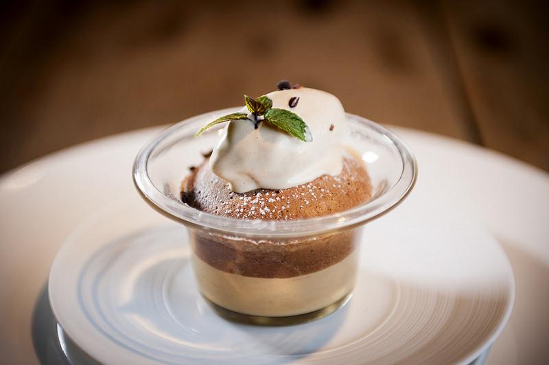 Crema de cafe con la mousse de chocolate cocida