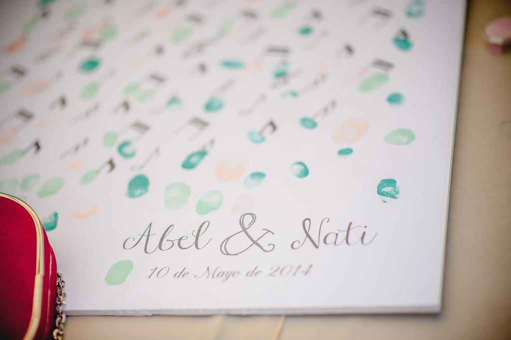 Árbol de huellas con notas musicales, toda una sorpresa para la novia que Inma le habñia preparado.