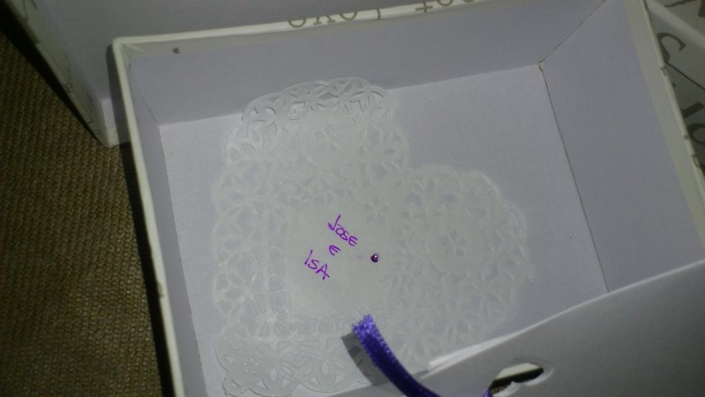 En el fondo un corazón de blonda como el de los conos de confetti