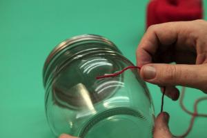 Decorar frascos con lanas de colores (2)