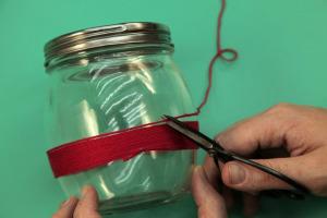 Decorar frascos con lanas de colores (4)