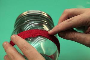 Decorar frascos con lanas de colores (5)