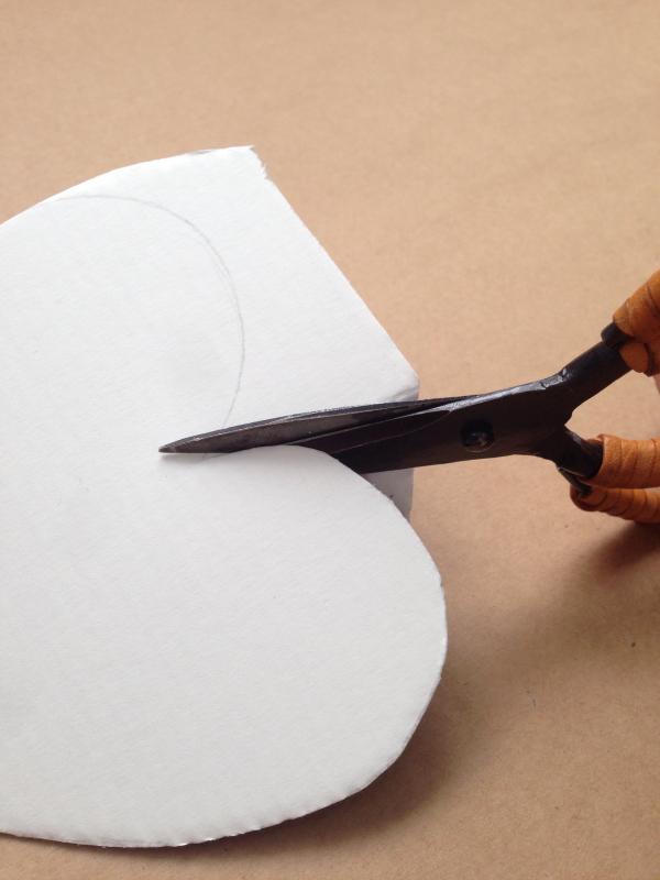 DIY: un porta alianzas con forma de corazón