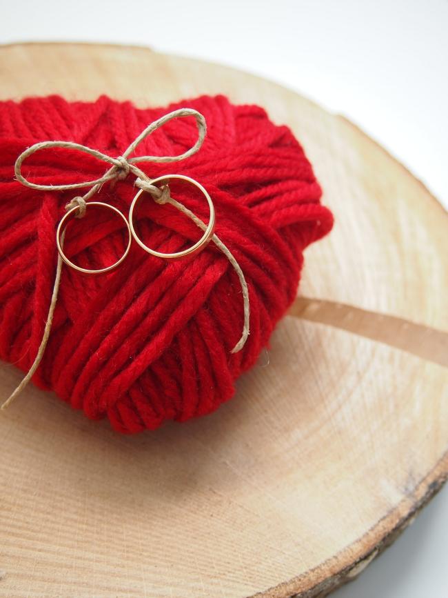 diy: un porta alianzas con forma de corazón