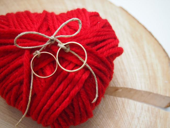 diy: un porta alianzas con forma de corazón