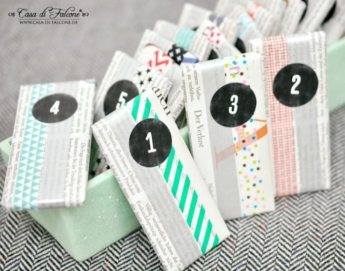 Calendario de adviento con papel de periódico