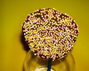 Piruletas-de-chocolate-Bocaditos-para-los-mas-chicos-postre-chocolate-piruleta-fiestas-cumpleaños-5