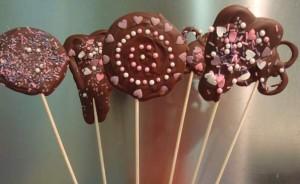 Piruletas-de-chocolate-Bocaditos-para-los-mas-chicos-postre-chocolate-piruleta-fiestas-cumpleaños-9