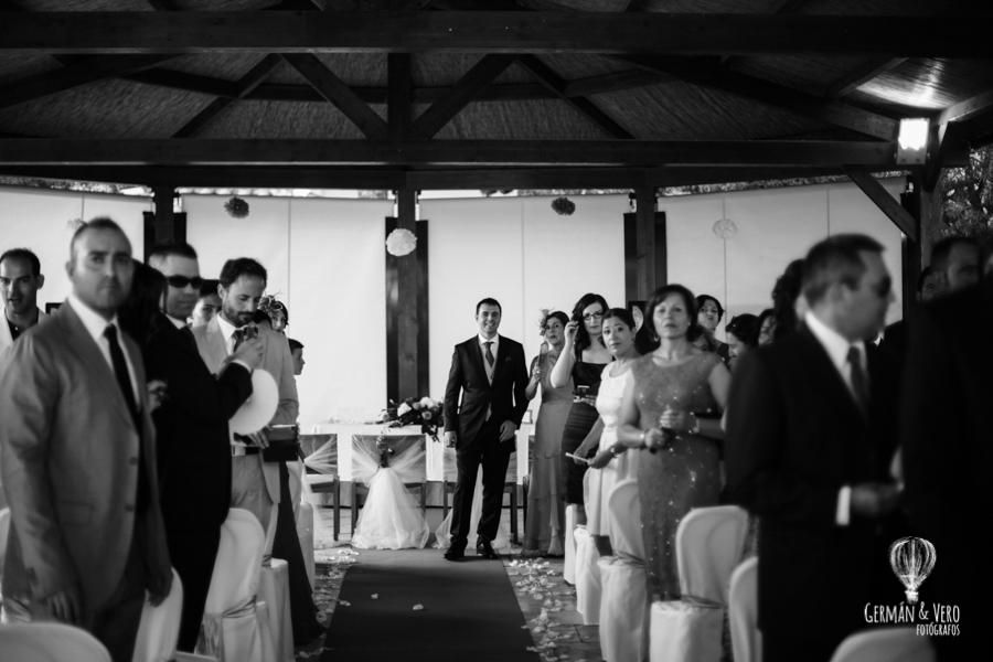 Y Pakitos no faltó a la boda...es el primer chico de corbata y traje gris a tu izquierda. Por cierto, ¡ está soltero!