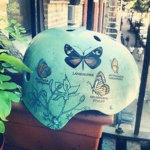 bici-casco-pintado-a-mano-adoraideas