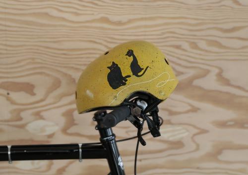 bici-casco-pintado-a-mano-adoraideas