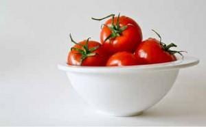 Pelo graso: elimina el exceso de sebo con tomate