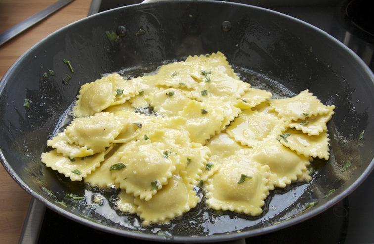 Ravioli Salvia y Mantequilla - Pasta por Pasta