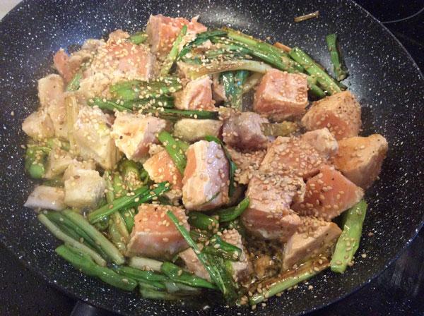 salmon-salteado-con-ajetes-detalle