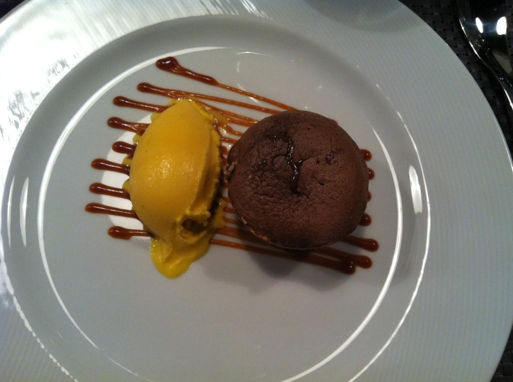 Coulant de chocolate con helado de mango y vainilla