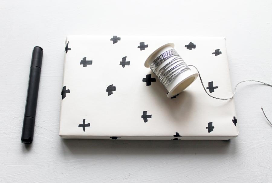 Papel handmade con cruces en blanco y negro