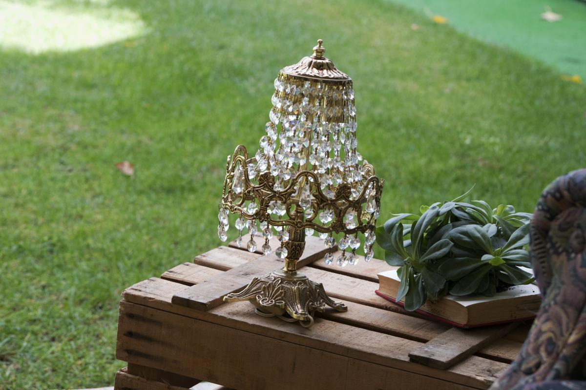 Colores-de-boda-decoracion-sofa-lampara-vintage-laura-y-raul