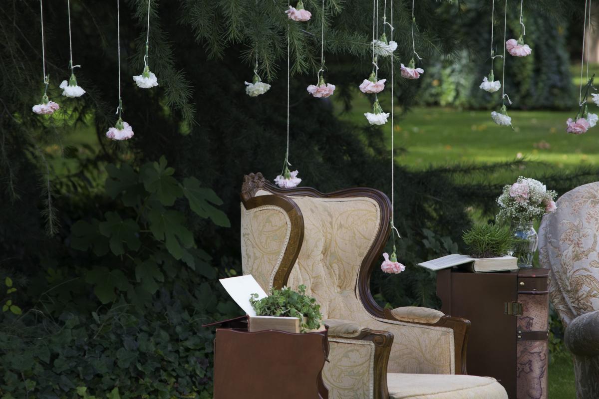 Colores-de-boda-photobooth-claveles-suspendidos-sillones-laura-y-raul_0141