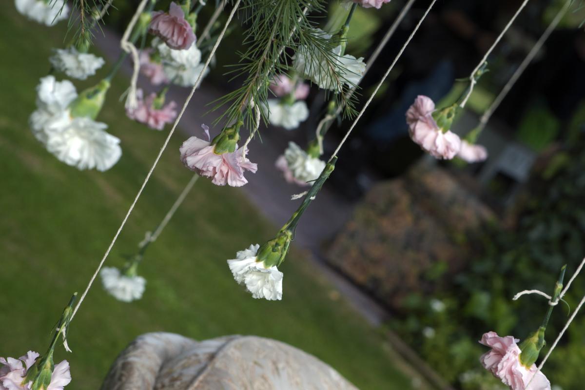 Colores-de-boda-photobooth-claveles-suspendidos-laura-y-raul_0026