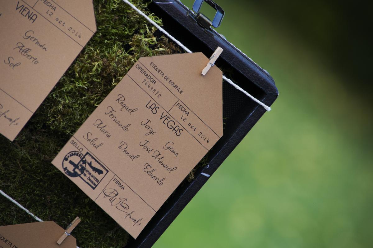 Colores-de-boda-seating-plan-detalle-maleta-laura-y-raul_0097