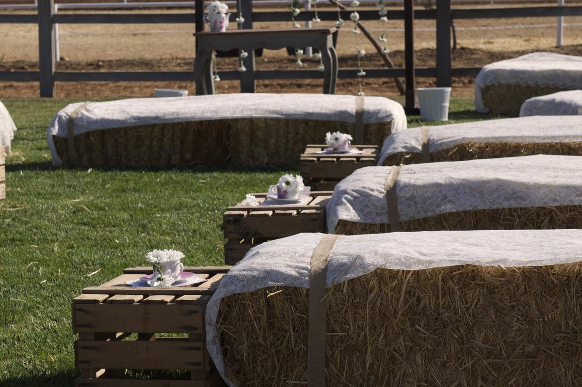 colores-de-boda-ceremonia-civil-pacas-heno-cajas-fruta