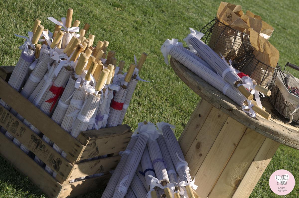 colores-de-boda-cajas-fruta-sombrillas