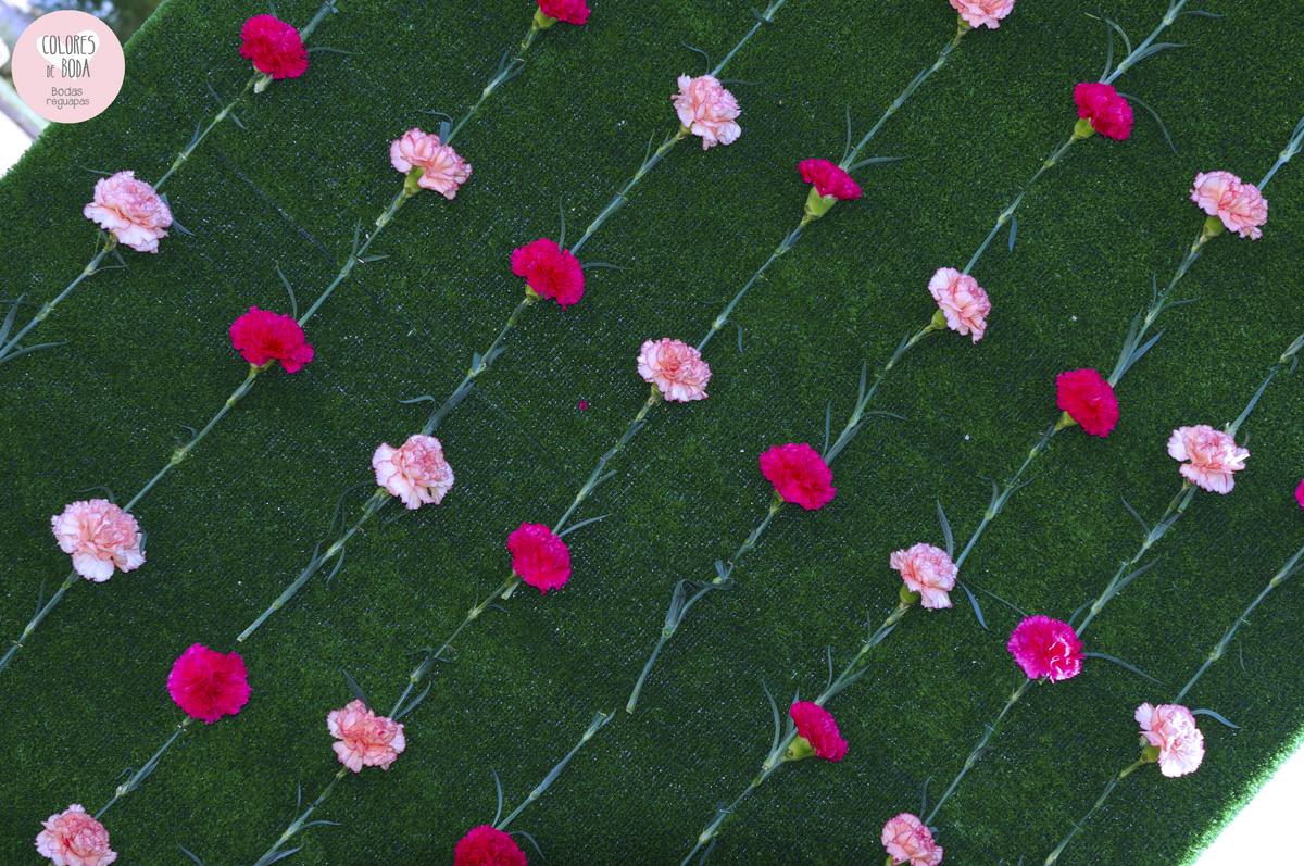 colores-de-boda-photobooth-cesped-claveles-flores