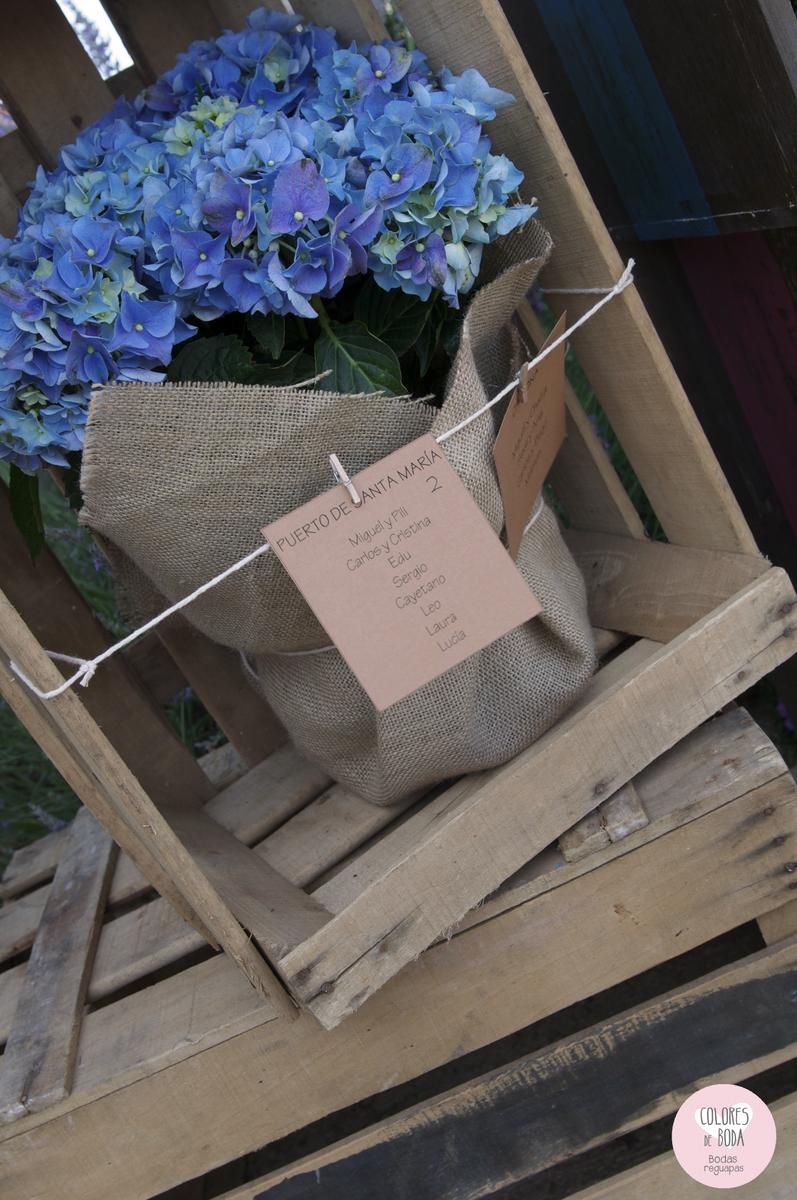 colores-de-boda-seating-plan-flores-arpillera