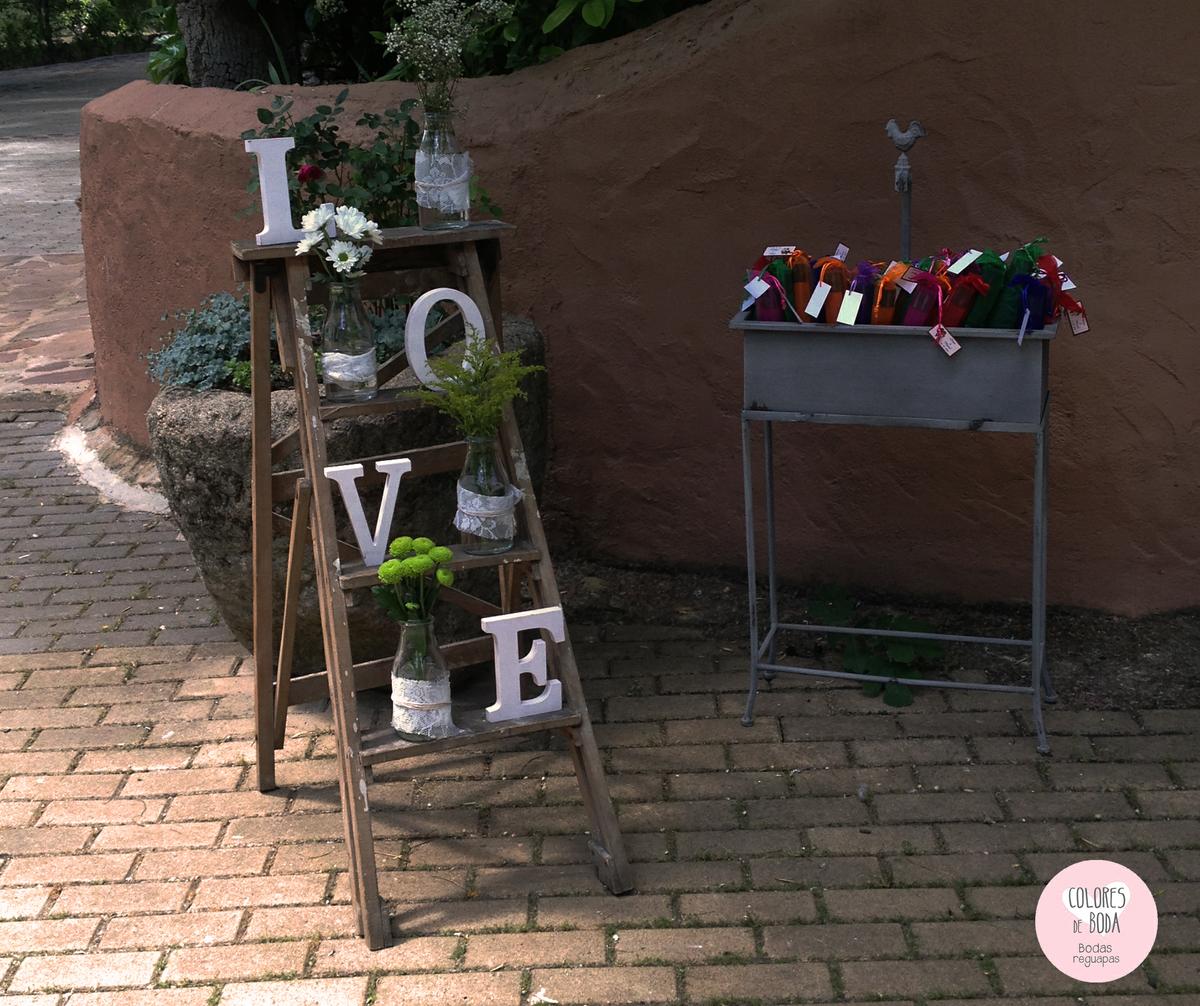 colores-de-boda-rincon-bienvenida-escalera-montaje-abanicos-chiara-manuel