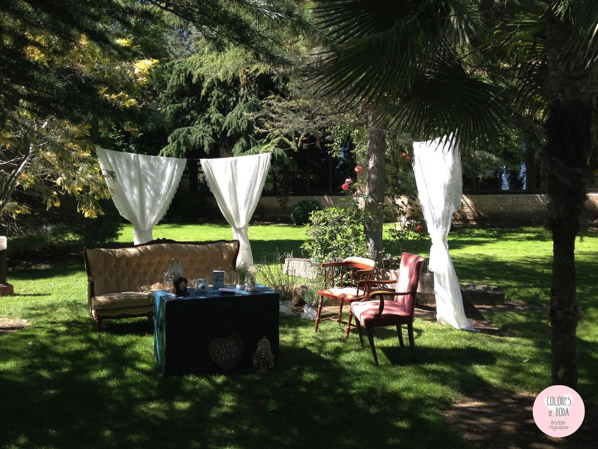 colores-de-boda-photoboth-sillones-cortinas-vintage-chiara-manuel