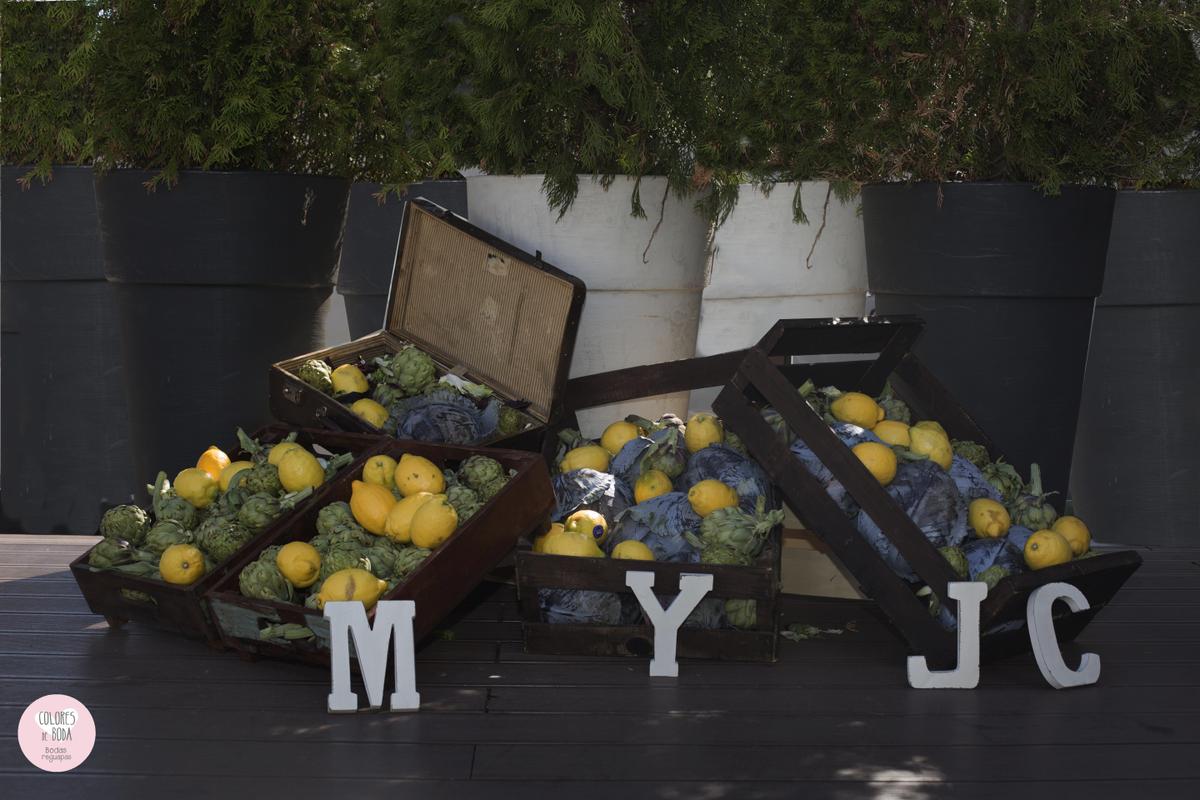 colores-de-boda-decoracion-ceremonia-hortalizas-maletas