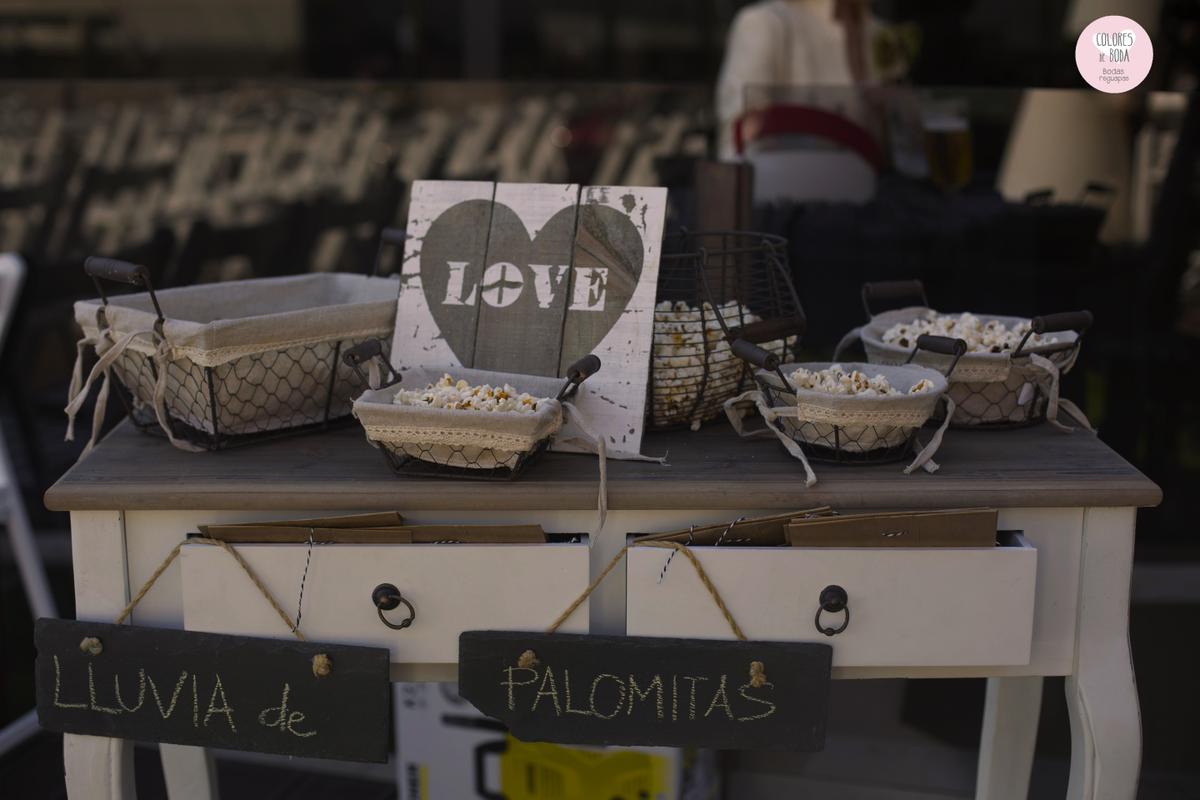 colores-de-boda-confetti-palomitas-salida-novios