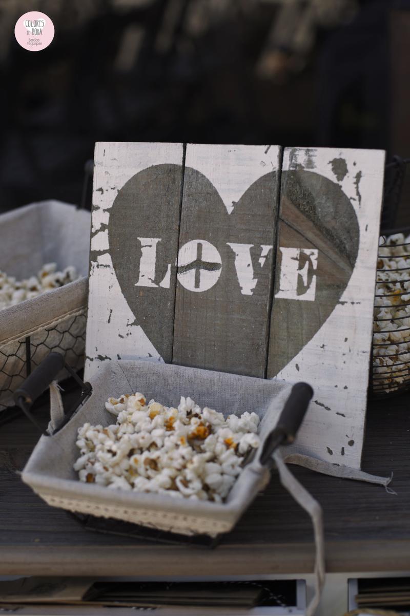 colores-de-boda-confetti-palomitas-salida-novios