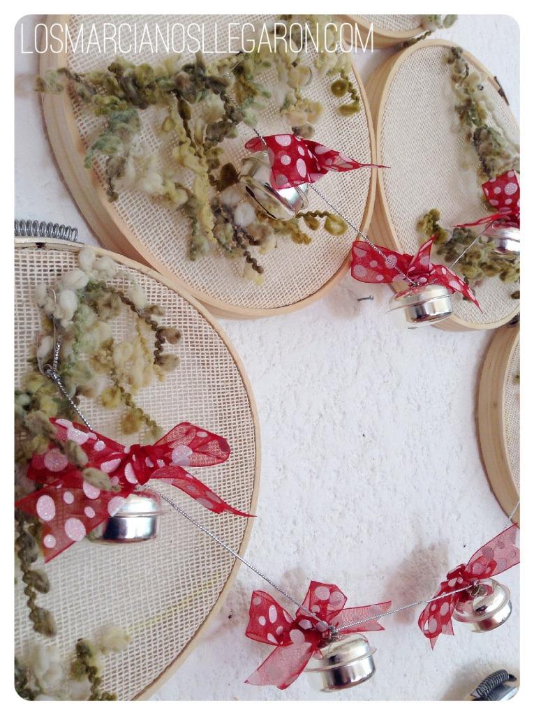 pino navideño con aros de bordar